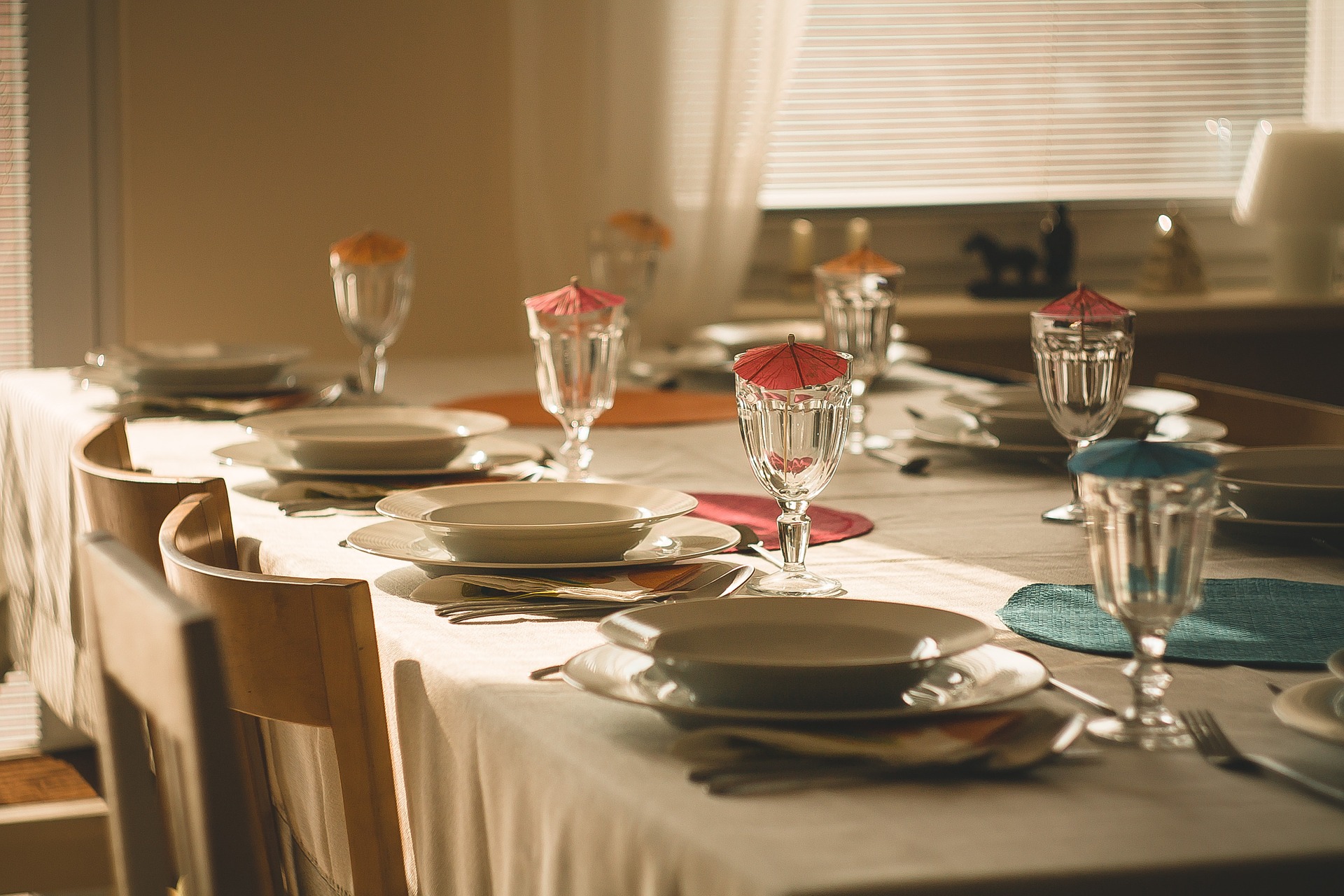 Environmentalist worry Prime Minister Mise en place d'une belle table pour un repas de famille - Recettes entre  amis